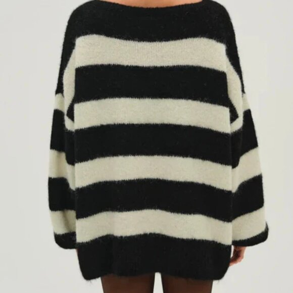 Meggy Oversized Sweater - Picture 4 of 12